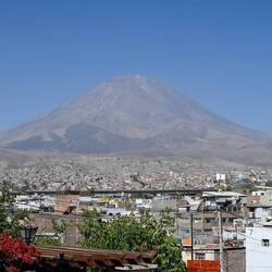 Aussicht über die Stadt - im Hintergrund der 'Misti'🌋