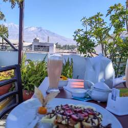Frühstück vor der Vulkankulisse auf der Dachterrasse