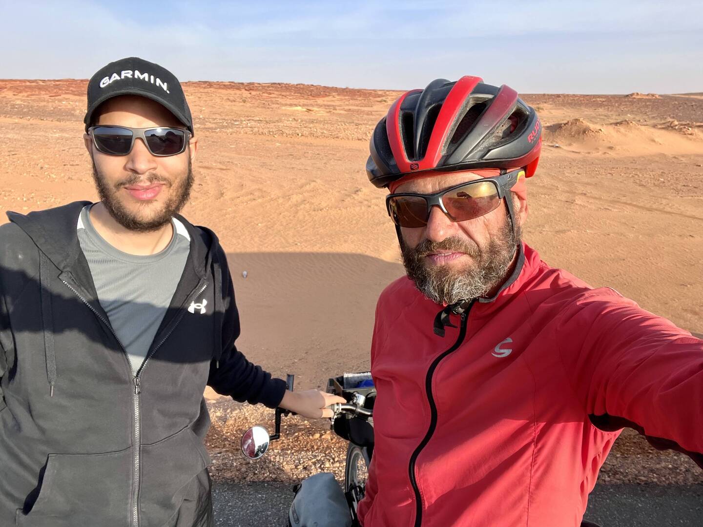 Treffen mit einem Mountainbiker. Er war unterwegs Richtung Tabuk