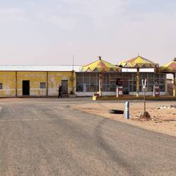 Tankstelle mit Shop. Es schaut heruntergekommen aus wie viele Orts in Saudi-Arabien.