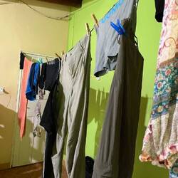 Die Wäsche trocknet in unserem Zimmer...