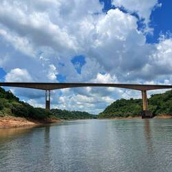 Diese Brücke verbindet Argentinien (rechts) mit Brasilien (links).