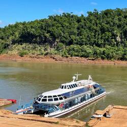 Fahrt mit dem Katamaran auf dem Parana, vorbei an Argentinien, Brasilien, Paraguay.