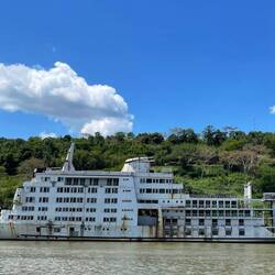 Dem Verfall preisgegeben, ein ehemaliges Fluss-Kreuzfahrtschiff mit Swimmingpool am Oberdeck