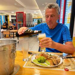 Das Bier wird im Champagner-Kübel serviert.