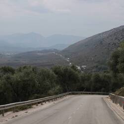 Die Strassenführung ist wie die ehemalige Wegführung, meistens wird nichts begradigt oder ausgeebnet