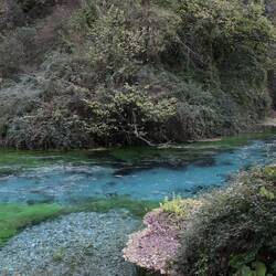 Syri i Kaltër, eine türkisblaue Frischwasserquelle deren Tiefe bis heute nicht bekannt ist.