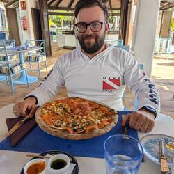 Mittagessen im Club Laurel: Lukas Lieblingspizza