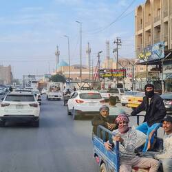 Entering Nadschaf, a chaos of traffic and polluted air