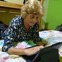 Regines beliebeste Tipp-Position, wenn kein Tisch vorhanden ist.