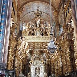 ...im Vordergrund der Weihrauchkessel