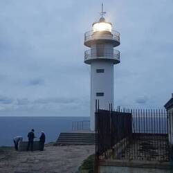Leuchtturm mit drei grillenden Anglern