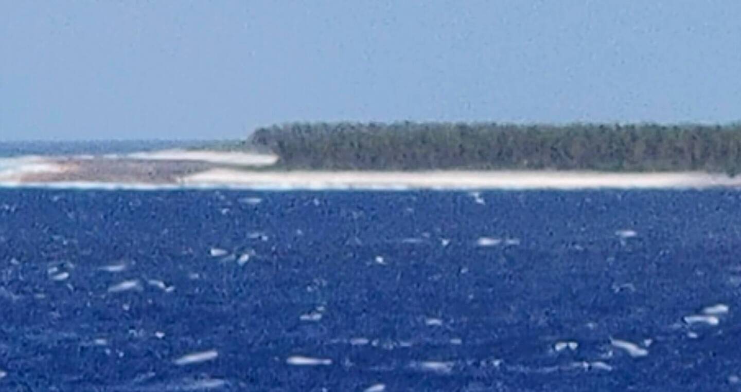 in der Ferne schon ein Atoll von Polynesien