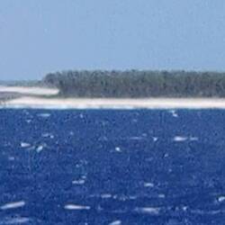 in der Ferne schon ein Atoll von Polynesien