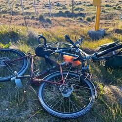 Les vélos fatigués ont dormi enlacés au bord de la route