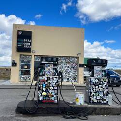Station service et poste de police... de l'eau et du gâteau au chocolat