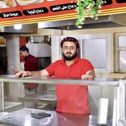 Mittag gegessen bei einem Afghanen. Er sagte uns, dass Afghanistan auch sehr schön sei um zu Reisen.