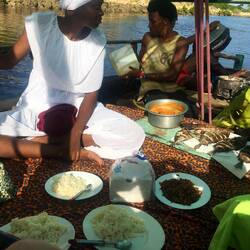 Fisch, Gemüsecurry, Okra mit Pilipili und Reis alles von einem Feuer auf unserem Dhow