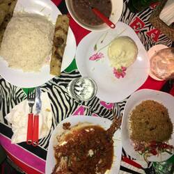 Im Uhrzeigersinn: Mango-Bohneneintopf, Ugali, Pilau, Fischcurry, Kokosreis, Chapati