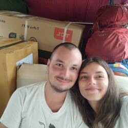 Direction le Laos ! Bus bien chargé, avec un chicken dans le carton juste derrière nous 🐔