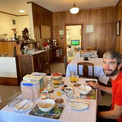 Petit-déjeuner au B&B avec, en fond, des argentins qui regardent leur équipe gagner leur demi-finale