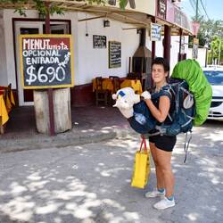 Backpackerin mit Lama-Kissen