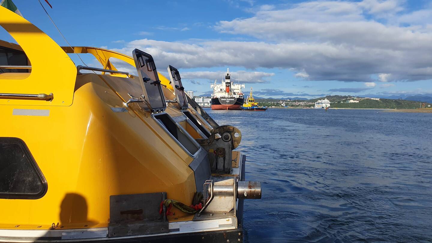 Das Gelde ist das Tenderboot und ganz klein in der rechten Bildhafte sieht man die mar