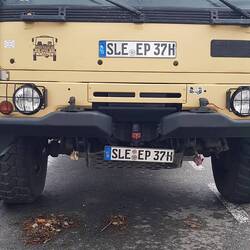 Tiefergelegtes Nummernschild