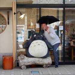 We spotted a Totoro in Koyasan. We offered them an umbrella.
