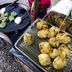 Fried chive pancakes w/ (L) chives mixed in & crispier 😋; (R) chives sandwiched between the dough.