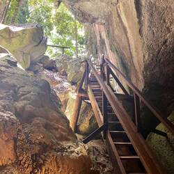 Der Eingang in die Höhlen.