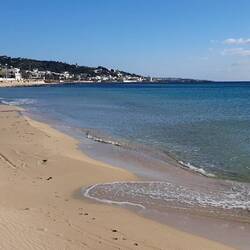 Langer und menschenleerer Strand
