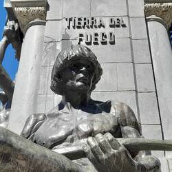 L'"Indien" inconnu sur le monument de Magellan