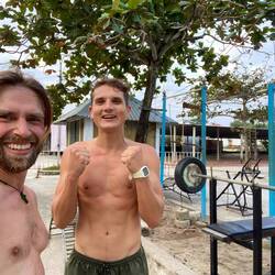 Strandlauf und Workout um 6 Uhr morgens mit Tyoma