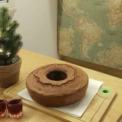 Tagesabschluss...frisch gebackenes Dinkelbrot an Portwein neben Tannenbaum