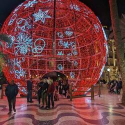 Eine begehbare Christbaumkugel