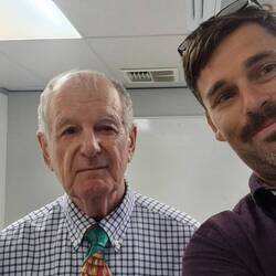 Das ist Don. Er nennt sich Komma-Nazi und hat mit eine Grammatikabreibung verpasst🫡