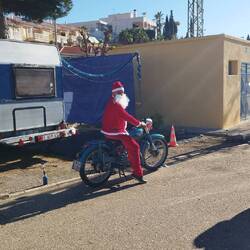 Ein belgischer Weihnachtsmann mit Leckerlis für alle "Mädels"