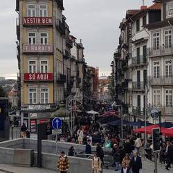 Voll, aber nicht die Haupteinkaufsstraße