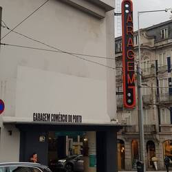 Parkhaus mit stilvollem Schild