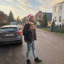 Wolf probiert sich als Weihnachtsmann