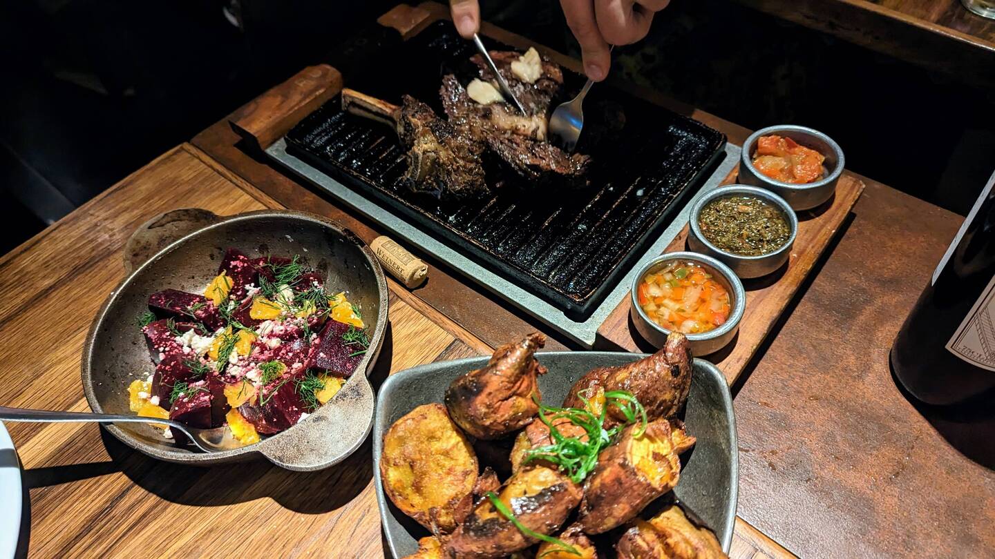 Ojo de bife mit Batatas crocantes und Ensalada de remolachas asadas