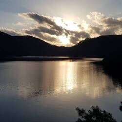 Lichtspiele an einem Bergstausee