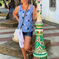 kunstvoll bemalte Laternenpfosten