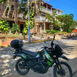 Es gibt genügend Parkplätze für Carros und Motos