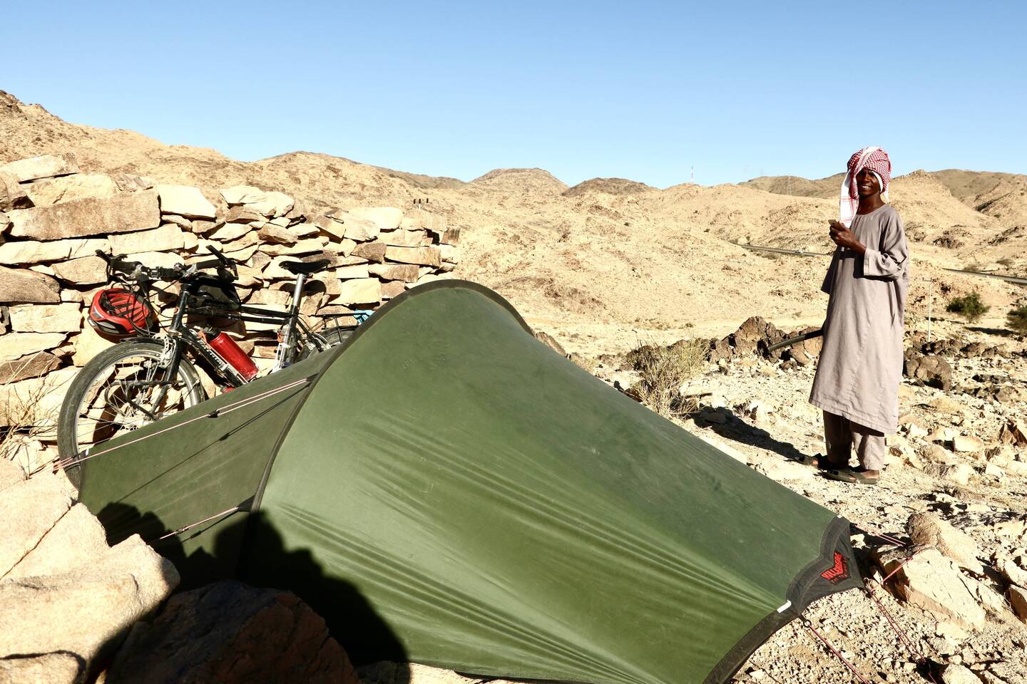 Der Schafhirte aus dem Sudan war wirklich sehr überrascht und kam aus dem Staunen nicht heraus.