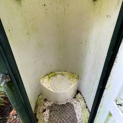 L'humidité fait pousser de la mousse dans les toilettes...