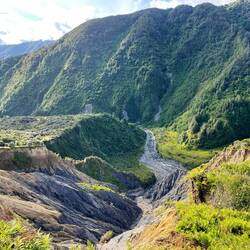 Un ravin ayant érodé le chemin, qui passait initialement au milieu