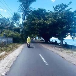 Mo on the way to the harbour of Nusa Penida🛵🎒