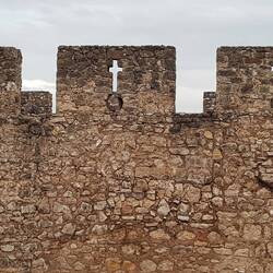 Alle Schießscharten sind mit Kreuzen versehen